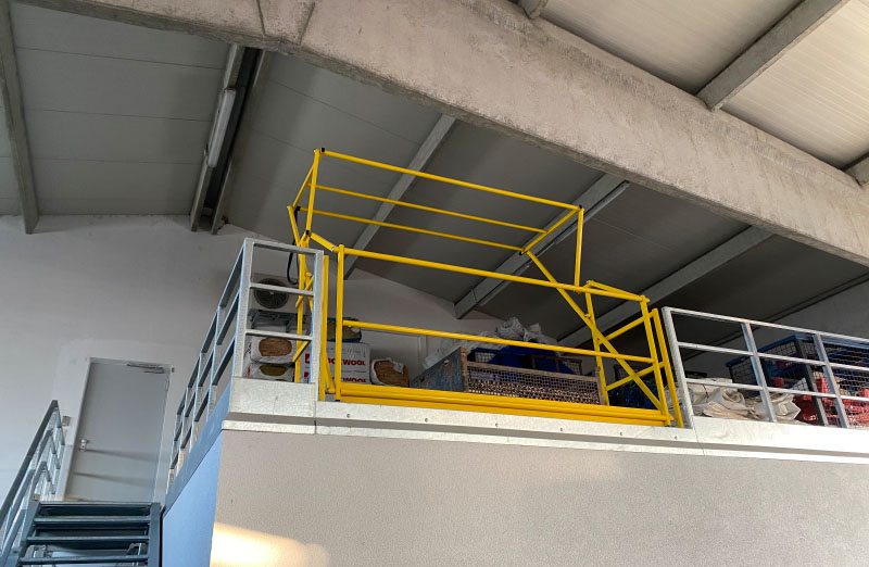 Treppe und Geländer mit Verladeschleuse nach BG-Vorschrift